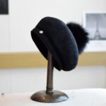 Elegantes Winteroutfit mit schwarzer Wollbaske für Damen