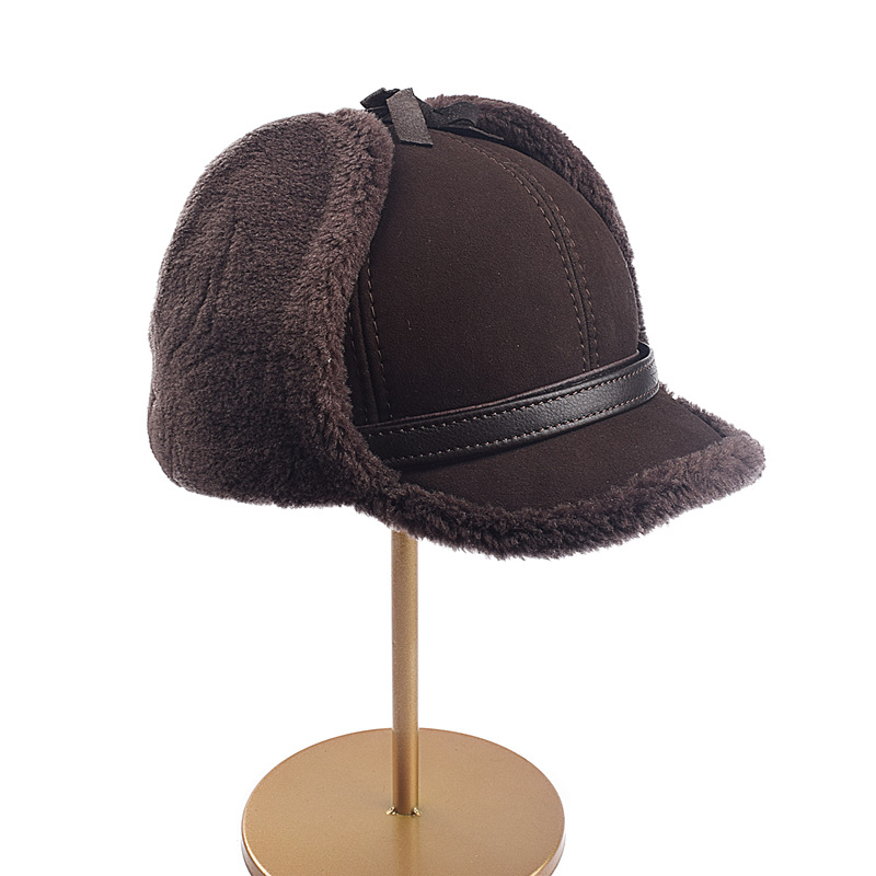 smeđa topla zimska kapa s ušima i flis podstavom s desne strane