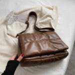 Women's padded shoulder bag brown