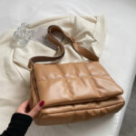 Women's padded shoulder bag khaki