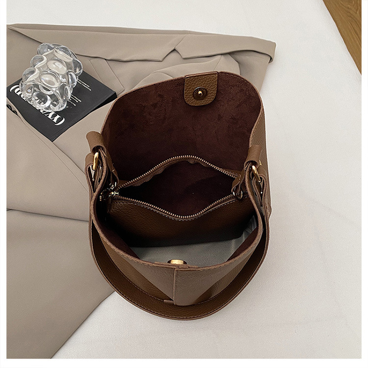 mBan Bucket Mála – Tras-chomhlacht Stíliúil Laethúil