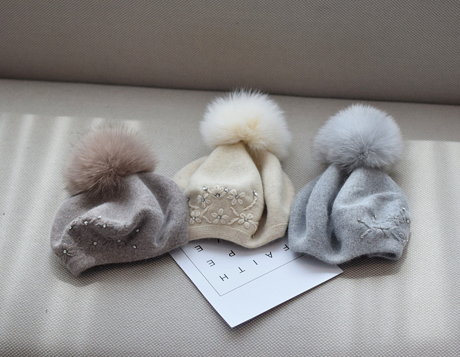 Women’s Beret with Pom Pom – Elegant Winter Hat Women’s Beret with Pom Pom – Elegant Winter Hat