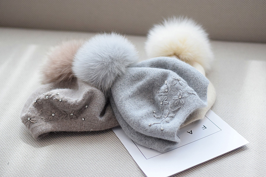 Women’s Beret with Pom Pom – Elegant Winter Hat Women’s Beret with Pom Pom – Elegant Winter Hat