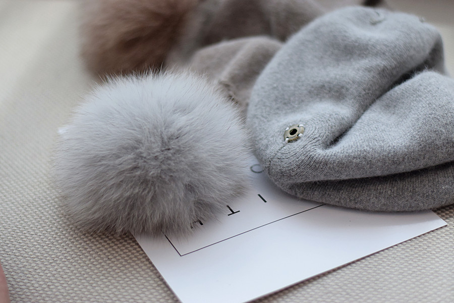 Women’s Beret with Pom Pom – Elegant Winter Hat Women’s Beret with Pom Pom – Elegant Winter Hat