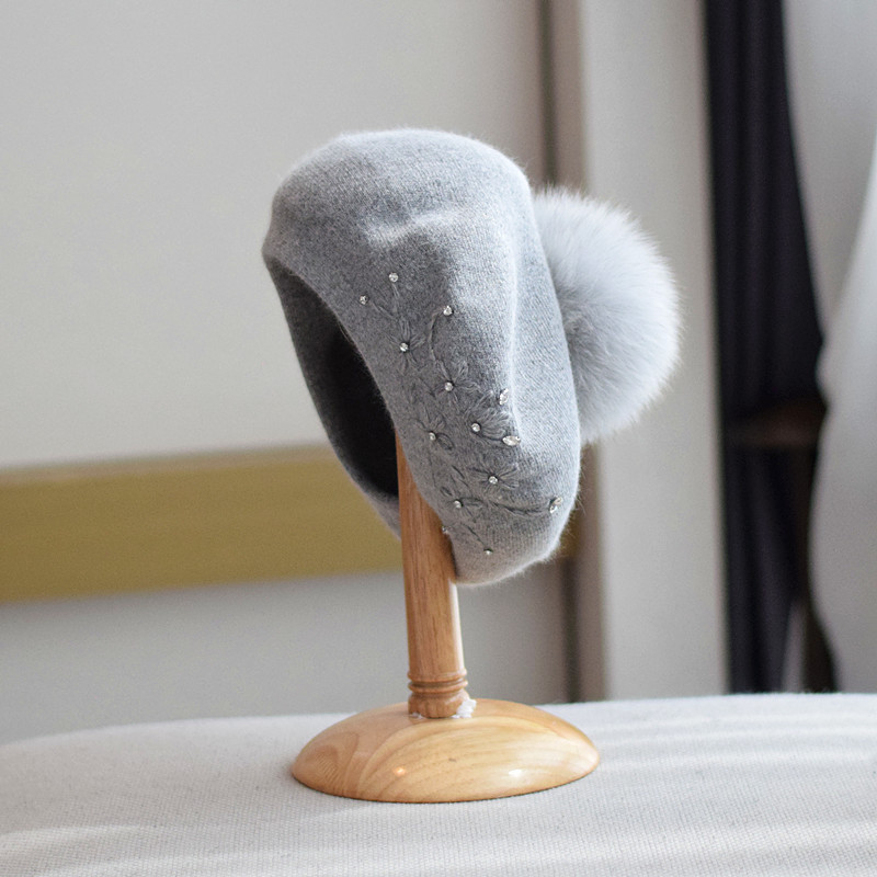 Women’s Beret with Pom Pom – Elegant Winter Hat Women’s Beret with Pom Pom – Elegant Winter Hat