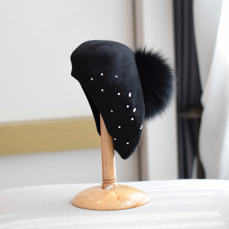 Women’s Beret with Pom Pom – Elegant Winter Hat Women’s Beret with Pom Pom – Elegant Winter Hat
