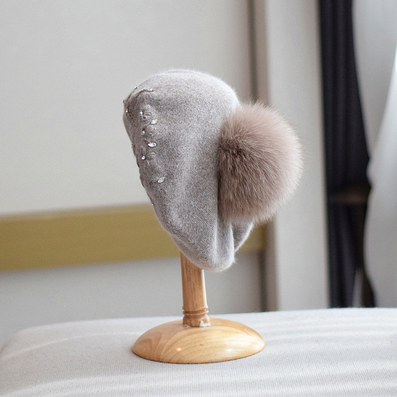 Khaki women’s wool beret Khaki wool beret with pom pom for women